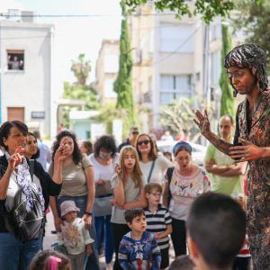 הצגה מסיירת-קבוצות